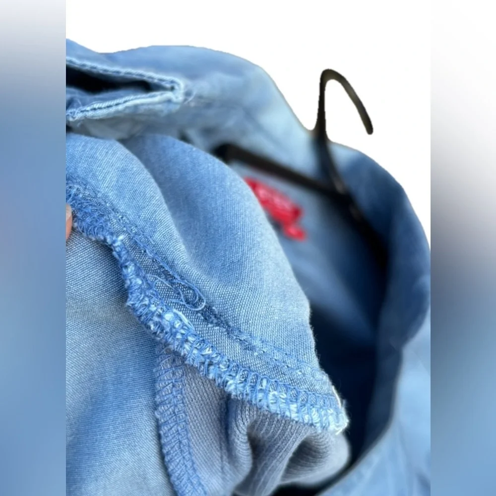 Guess women's long-sleeve blue denim button-up shirt size medium lightweight - Picture 4 of 5